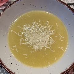 A picture of Creamy garlic soup.