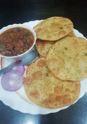 A picture of Aloo Palak Puri with Chana Masala jhor.