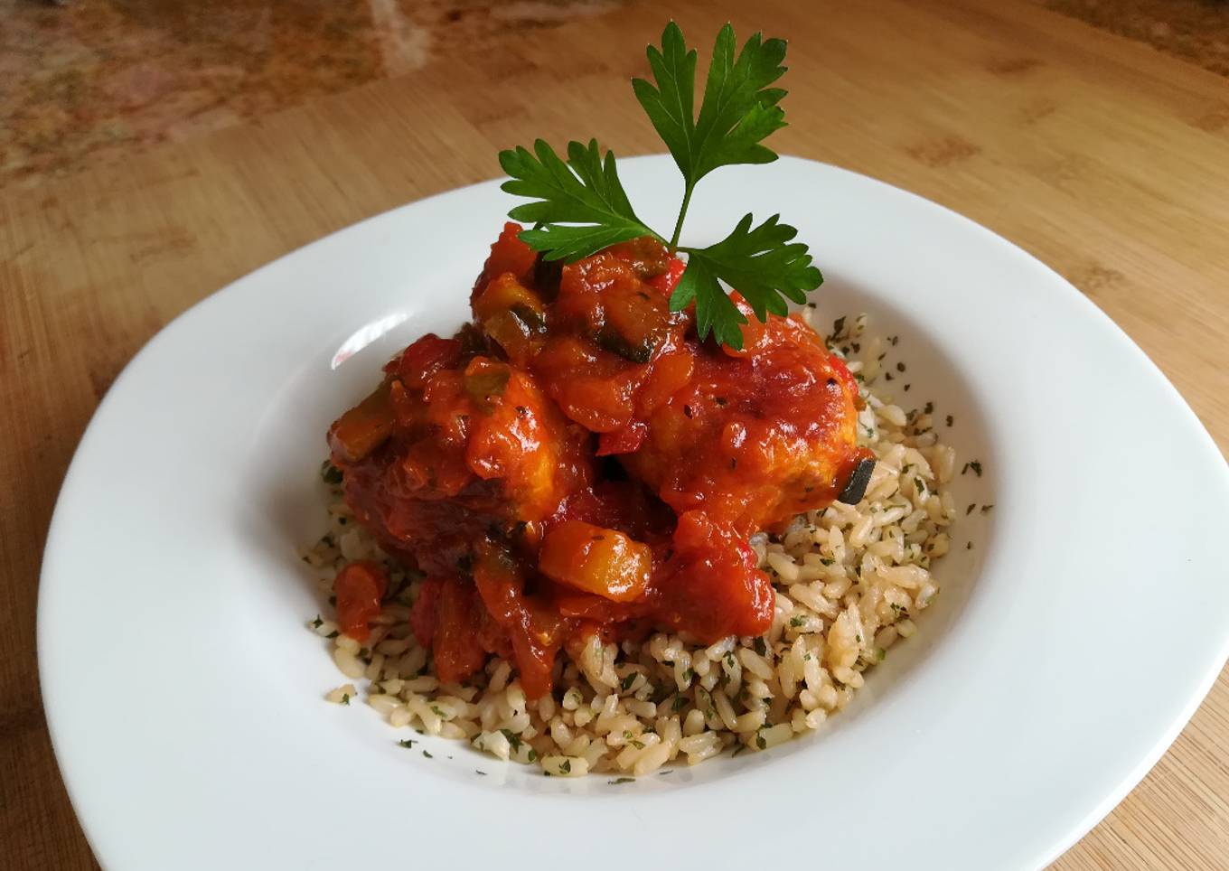 Albóndigas con arroz al pisto súper rápido