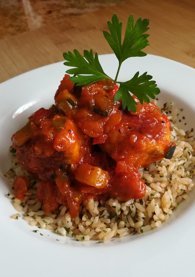 Una foto de Albóndigas con arroz al pisto súper rápido