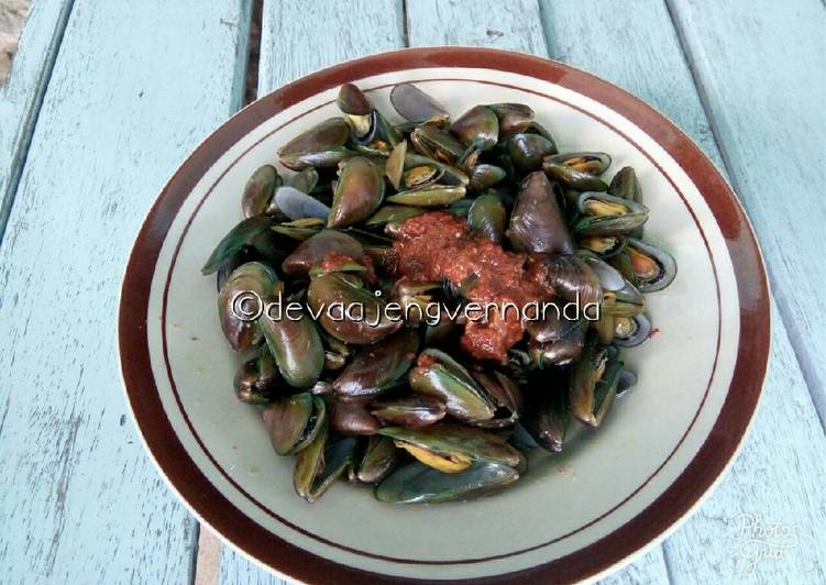 Tumis kerang laut sambal merah