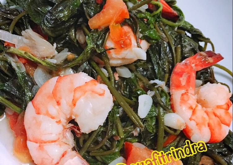 Bagaimana Menyiapkan Cah kangkung udang saos tiram yang Bikin Ngiler