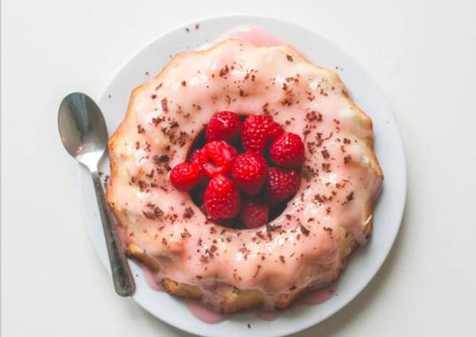 κύρια φωτογραφία συνταγής Angel Food Cake με γλάσο lime/raspberries