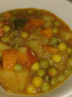 A picture of Potato, green peas and carrots stew.