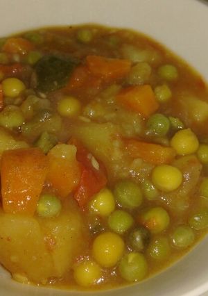 A picture of Potato, green peas and carrots stew.