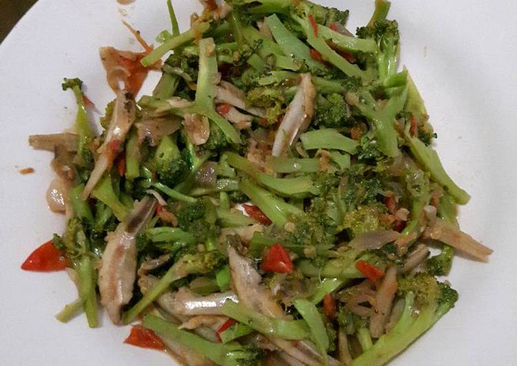 Cara memasak Oseng brokoli campur ikan teri ala anak kost Lezat