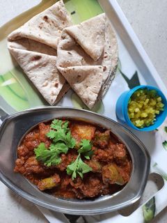 પરવળ બટાકા નું શાક (Parvar Bataka Shak Recipe In Gujarati) રેસીપી મુખ્ય ફોટો