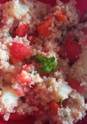 Una foto de Ensalada de quinoa con papá, tomate y zanahoria🥕🥔🍅
