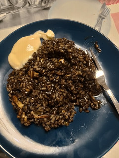 Una foto de Arroz negro con pescado y alioli