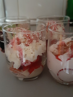 Una foto de Fresas con leche condensada y nata