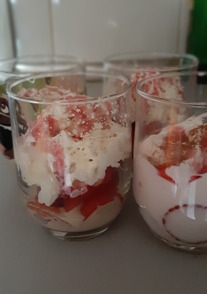 Una foto de Fresas con leche condensada y nata