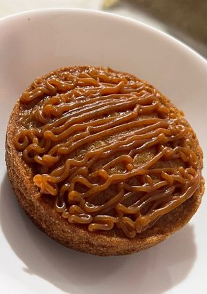 صورة لوصفة كب كيك التمر بصوص التوفي 🧁