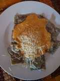 Raviolis con salsa de maní y queso