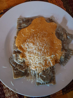 Una foto de Raviolis con salsa de maní y queso