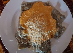 Una foto de Raviolis con salsa de maní y queso