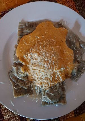 Una foto de Raviolis con salsa de maní y queso