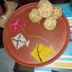 A picture of Puffed rice ladoo.