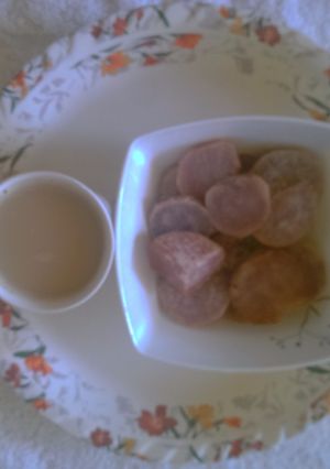 A picture of Arrow root (Nduma) and tea.