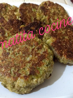 Una foto de Tortitas de brócoli con avena