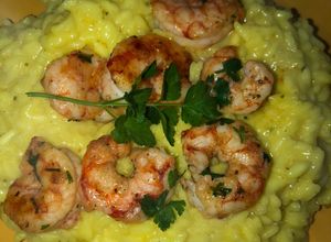 Una foto de Risotto cremoso con camarones😋😋