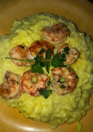 Una foto de Risotto cremoso con camarones😋😋