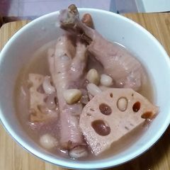 A picture of Chicken feet peanut& lotus root soup.