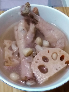 A picture of Chicken feet peanut& lotus root soup.