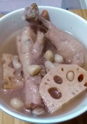 A picture of Chicken feet peanut& lotus root soup.