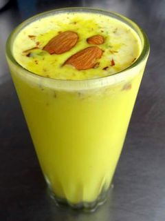 केसर बादाम मिल्क शेक रेसिपी मुख्य फोटो