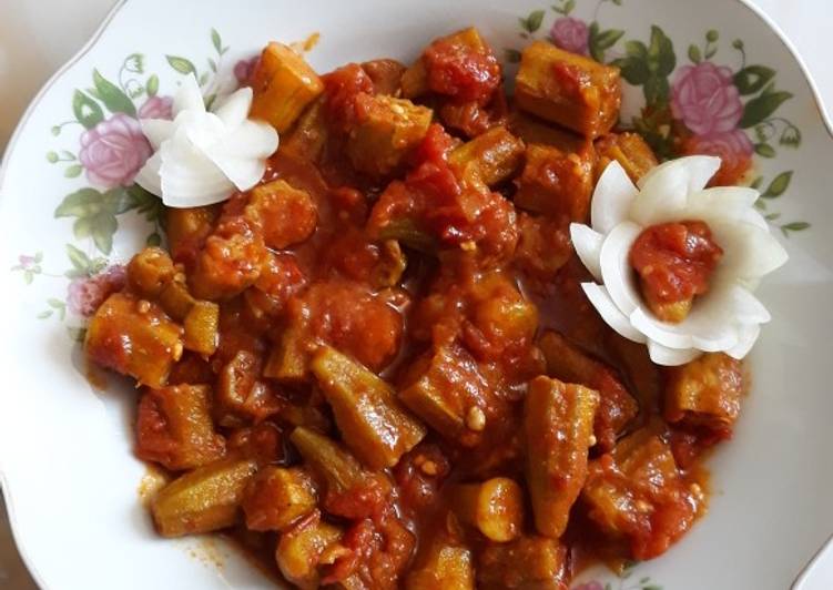 خوراک بامیه و گوجه دستورپخت توسط لیلا سرخوش کوکپد