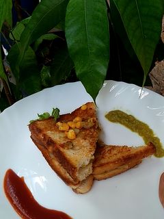 स्वीट कॉर्न विद पोटैटो सैंडविच (Sweet corn with potato sandwich recipe in hindi) रेसिपी मुख्य फोटो