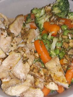 Una foto de Wok de verduritas con pollo y arroz