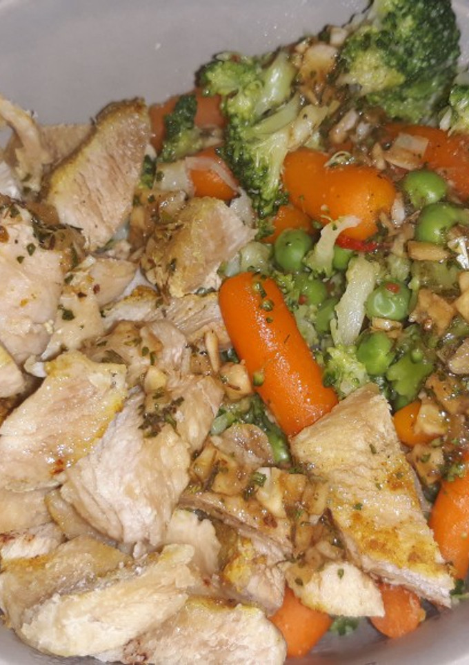 Una foto de Wok de verduritas con pollo y arroz
