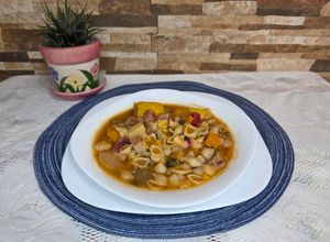 Una foto de Sopa con caldo de puchero