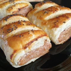 A picture of Mini sausage rolls.
