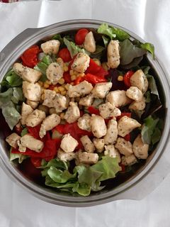 Una foto de Ensalada de pollo