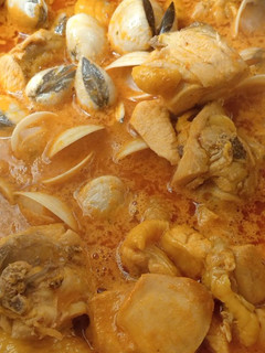 Una foto de Arroz con pollo y almejas