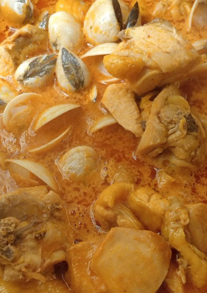 Una foto de Arroz con pollo y almejas
