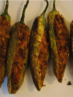 बेसन वाली भरवाँ मिर्ची (besan wali bharwa mirch recipe in Hindi) रेसिपी मुख्य फोटो