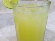 Una foto de agua de limón