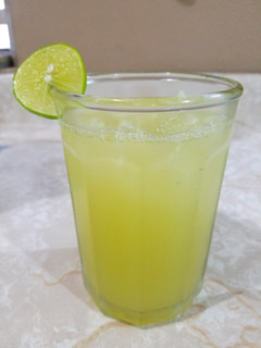 Una foto de Limonada🍋de pepino🥒