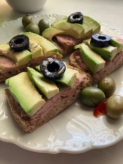 Una foto de Tapita de foie con manzana, y aguacate. Rápido y rico!!