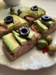 Una foto de Tapita de foie con manzana, y aguacate. Rápido y rico!!