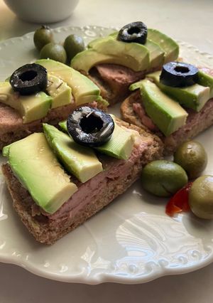 Una foto de Tapita de foie con manzana, y aguacate. Rápido y rico!!