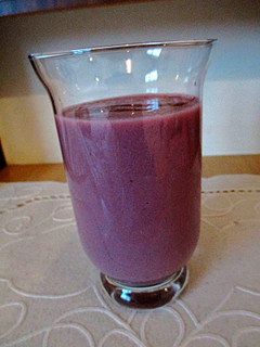 Una foto de Batido con sirope de arándanos violeta