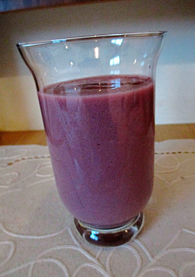 Una foto de Batido con sirope de arándanos violeta