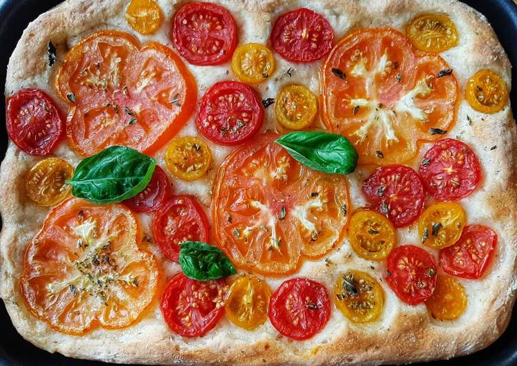 Focaccia di patate con pomodorini