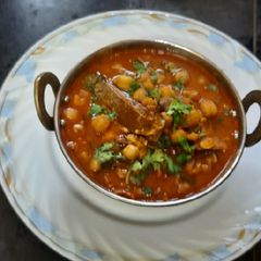 A picture of Chole gravy.