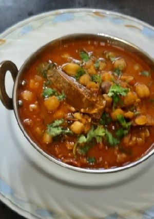 A picture of Chole gravy.