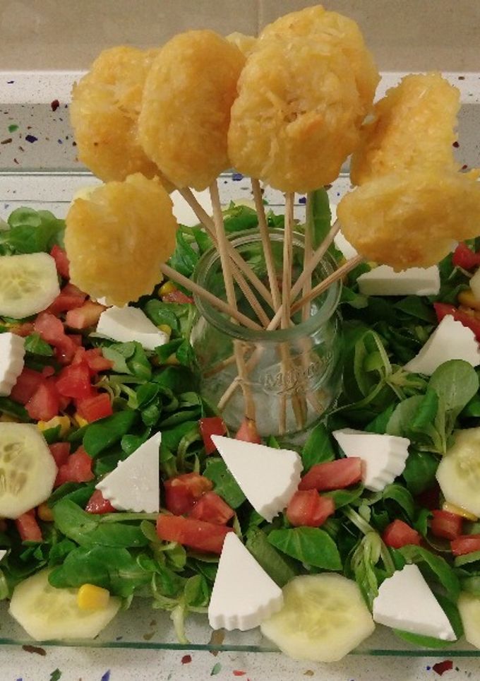 Una foto de Ensalada de canónigos y piruletas de queso